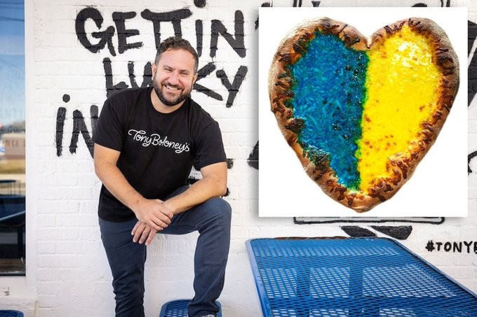 مطعم أمريكى يصنع بيتزا بألوان علم أوكرانيا دعما لها فى الحرب