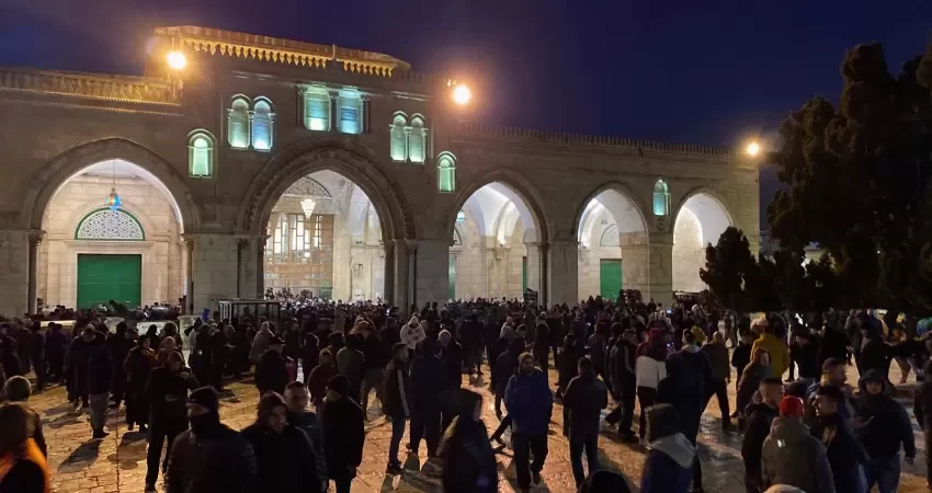 آلاف المواطنين يلبون نداء الفجر العظيم في المسجد الأقصى ومساجد الضفة