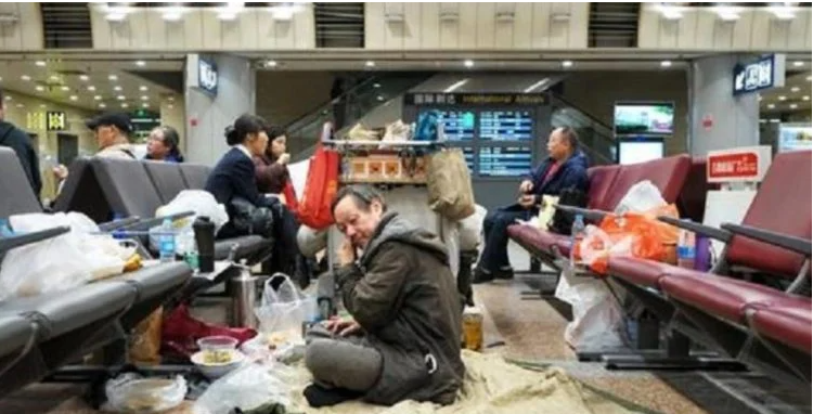 صينى يعيش في مطار بكين 14عامًا بعد أن نبذته عائلته