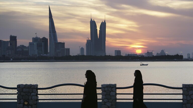 بالفيديو: شابة تثير ضجة كبيرة في البحرين بعد "منع" دخول صديقتها إلى مطعم بسبب ارتدائها للحجاب