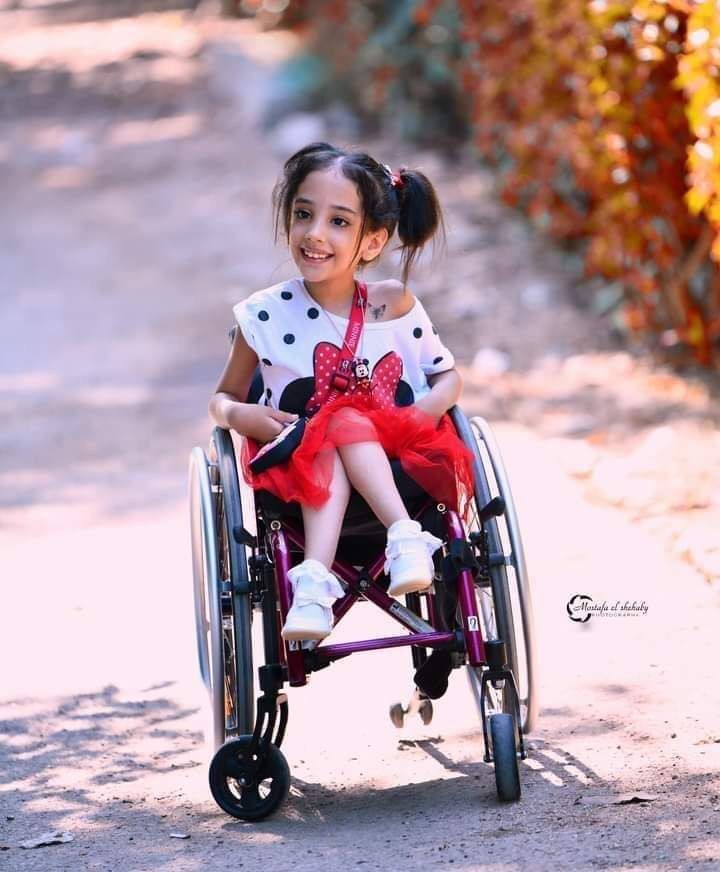 ساجدة طفلة عارضة أزياء على كرسى متحرك وتحلم بالعالمية