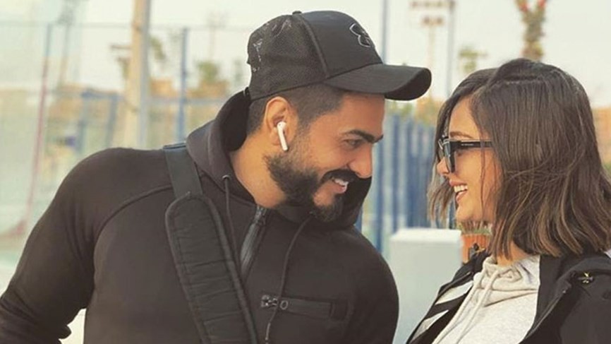 بالفيديو: بعد انتشار شائعة طلاقهما.. هذا ما فعله تامر حسني مع زوجته بسمة بوسيل