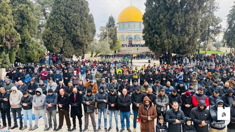 أكثر من 55 ألف مواطن يؤدون صلاة الجمعة في باحات المسجد الأقصى المبارك