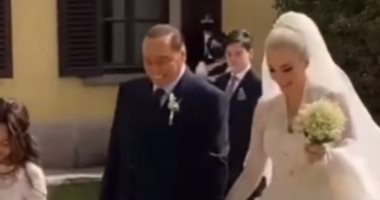 رئيس الوزراء الإيطالي الأسبق برلسكوني وشريكته مارتا فاسينا التي تصغره بنصف قرن