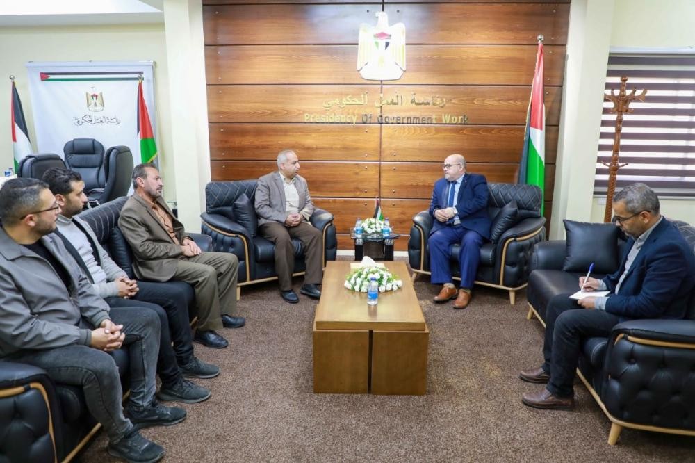 غزة: نقيب العمال يبحث مع الدعاليس الحد الأدنى للأجور