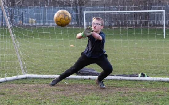 طفل بريطانى يلعب حارس مرمى بدون ساعد أيسر