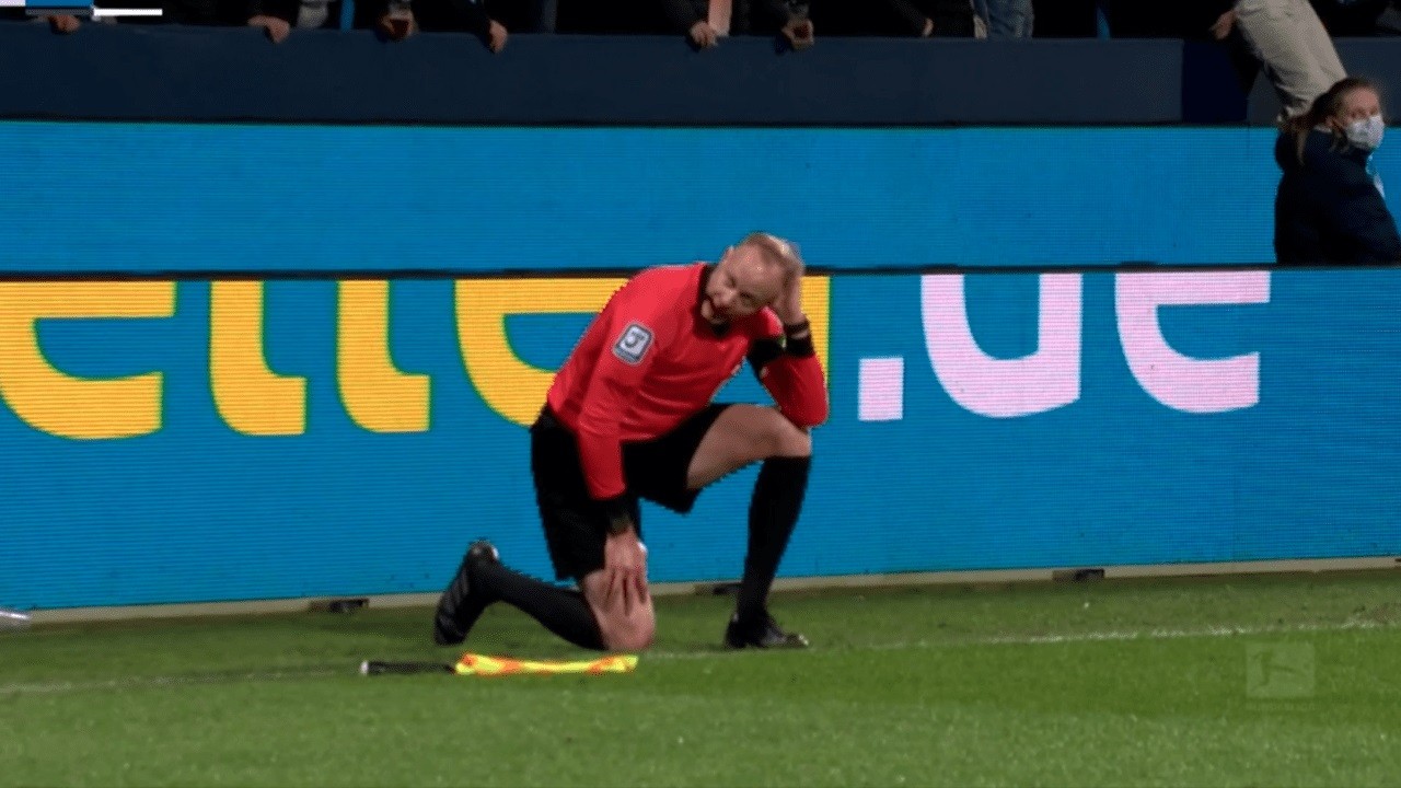 زجاجة في رأس الحكم تلغي مباراة بالبوندسليجا