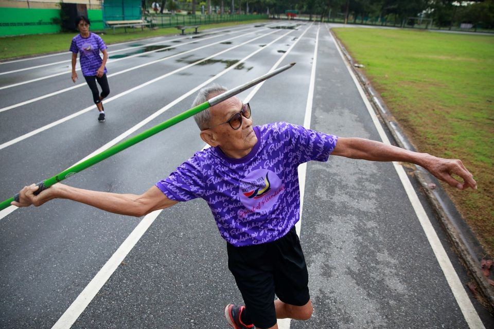 رياضي تايلندي عمره 102عام يسجل رقماً قياسياً في العدو 100متر