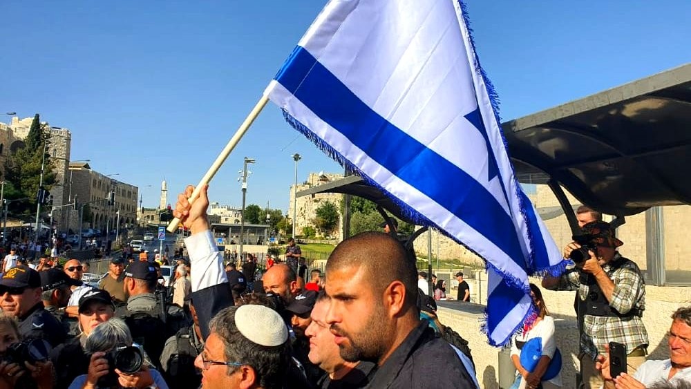 بحماية جنود الاحتلال