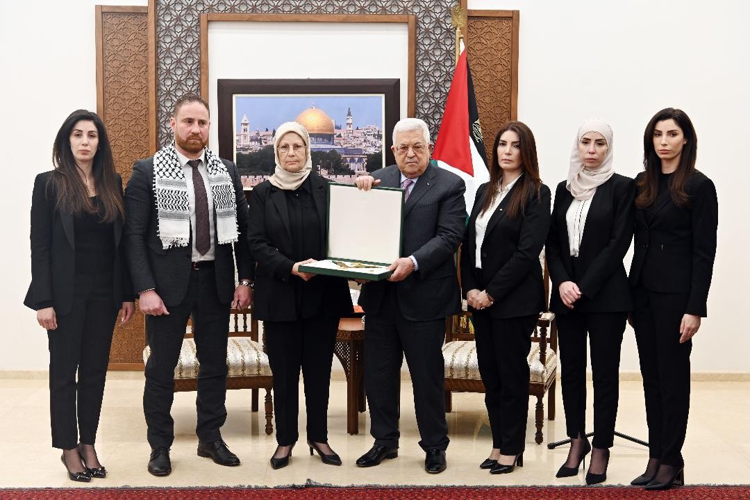 الرئيس عباس يمنح القائد الراحل جمال محيسن النجمة الكبرى لوسام القدس