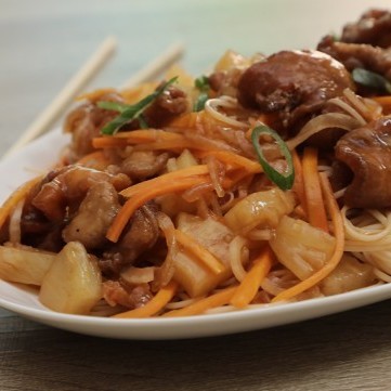 بالفيديو: طريقة عمل "نودلز سويت آند سور مع الخضار"