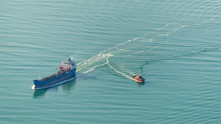 قوات أوكرانية تُطلق النار صوب سفينة تجارية روسية في بحر آزوف