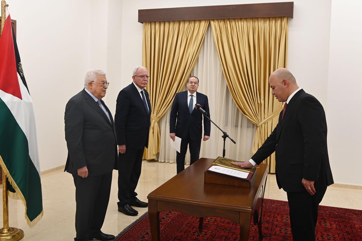 أبو عمشة يؤدي اليمين القانونية أمام الرئيس سفيرًا لفلسطين لدى جيبوتي