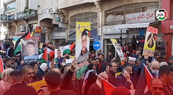 بالفيديو: مسيرة دعم وإسناد للأسرى داخل سجون الاحتلال في رام الله