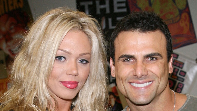 شاهد: عارضة أزياء سابقة وطليقة نجم أمريكي تظهر حافية القدمين وتبحث في القمامة عن الطعام