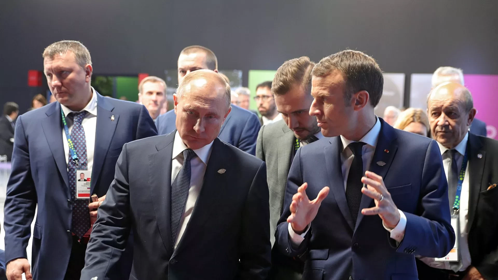 الكشف عن تفاصيل محادثات "صريحة وصعبة جدًا" لماكرون وشولتس مع بوتين