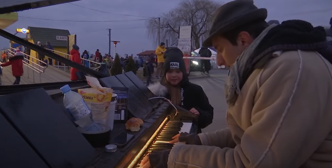 عازف بيانو يستقبل الفارين من أوكرانيا على حدود بولندا بـ الموسيقى