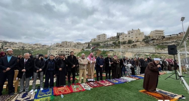 مواطنون يؤدون صلاة الجمعة فوق الأراضي المهددة بالاستيلاء عليها في ديراستيا