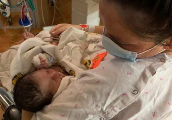 أمريكية تفاجأ بحملها في لحظة الولادة