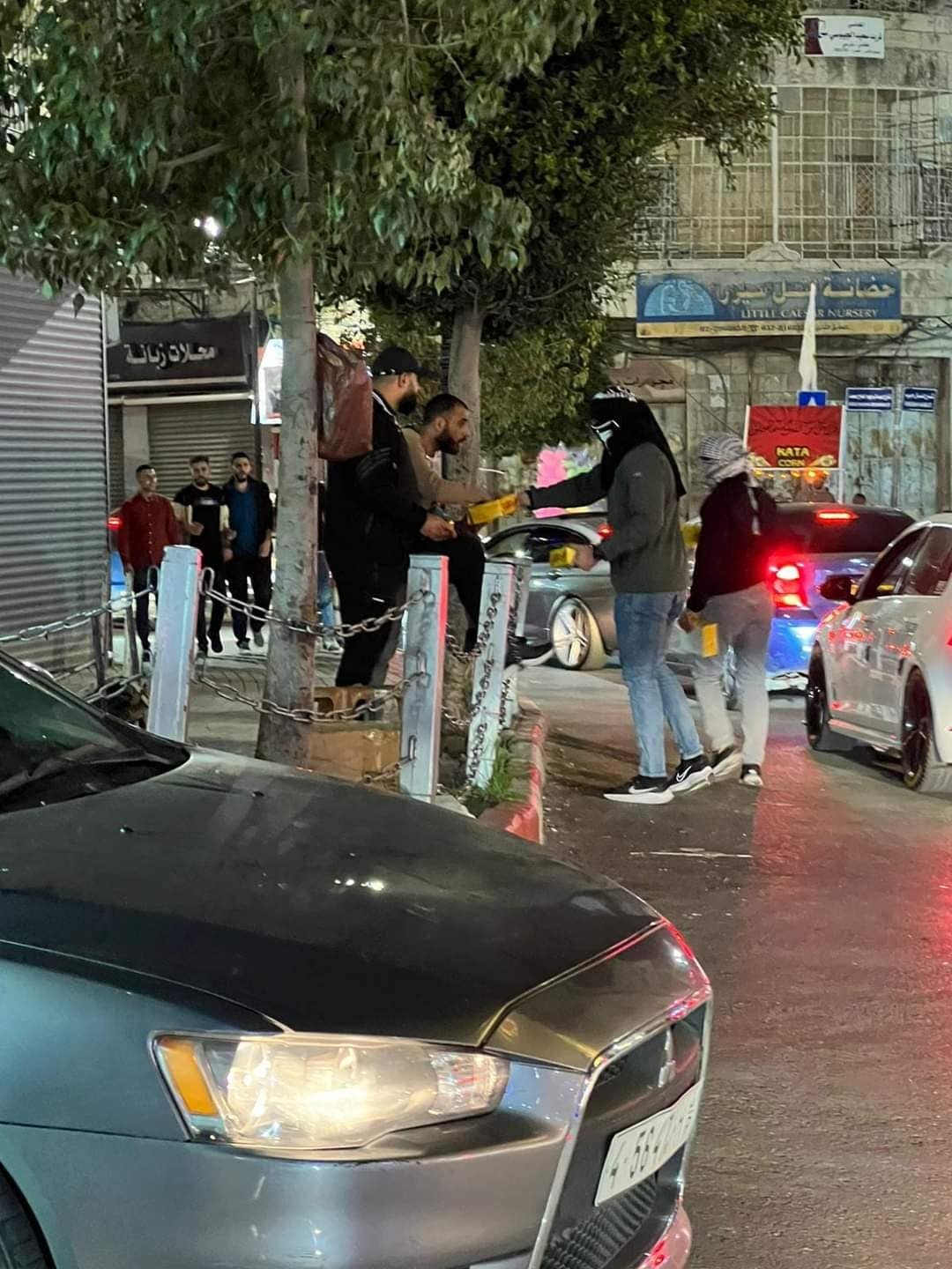 أهالي جنين يُوزعون الحلوى احتفالاً بعملية إطلاق النار في مخيم شعفاط