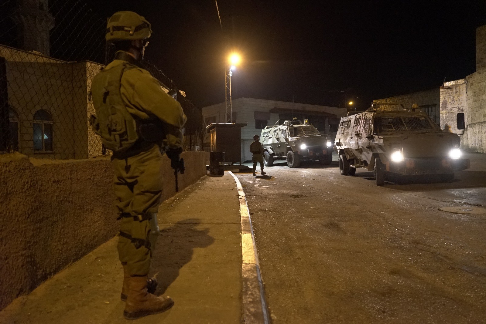 الاحتلال يعتقل شابين جنوب رام الله