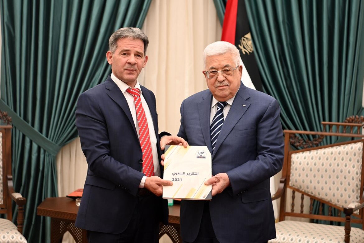 الرئيس عباس يتسلم التقرير السنوي لهيئة مكافحة الفساد للعام 2021