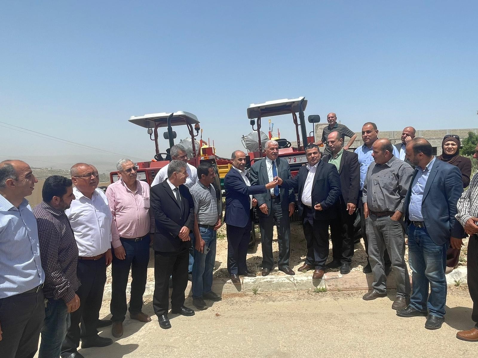 العطاري يُسلم مجلس الخدمات المشترك في الأغوار جرارات ومعدات زراعية