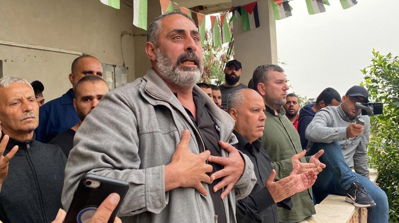 الإعلام العبري ينشر تقريرًا يتهم خلاله والد وشقيق الشهيد "رعد خازم" بمساعدته في تنفيذ عملية "ديزنغوف"