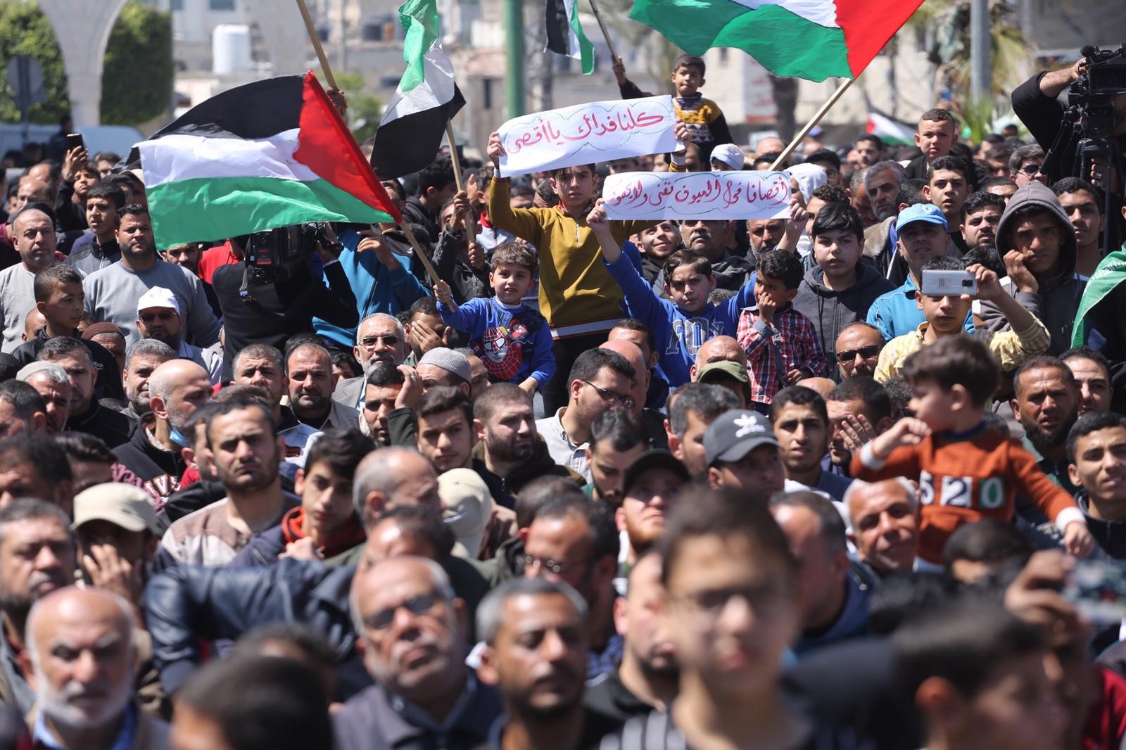 شاهد.. مسيرة جماهيرية في غزة نصرة للقدس والأقصى