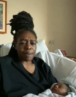 أمريكية تلد طفلها فى مرحاض فندق