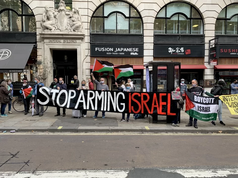 بريطانيا: نشطاء فلسطينيون يغلقون مصنع طائرات "إسرائيلية" مسيرة