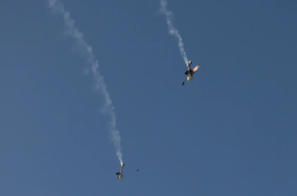 طياران أمريكيان يحاولان تبادل طائرتيهما فى الهواء