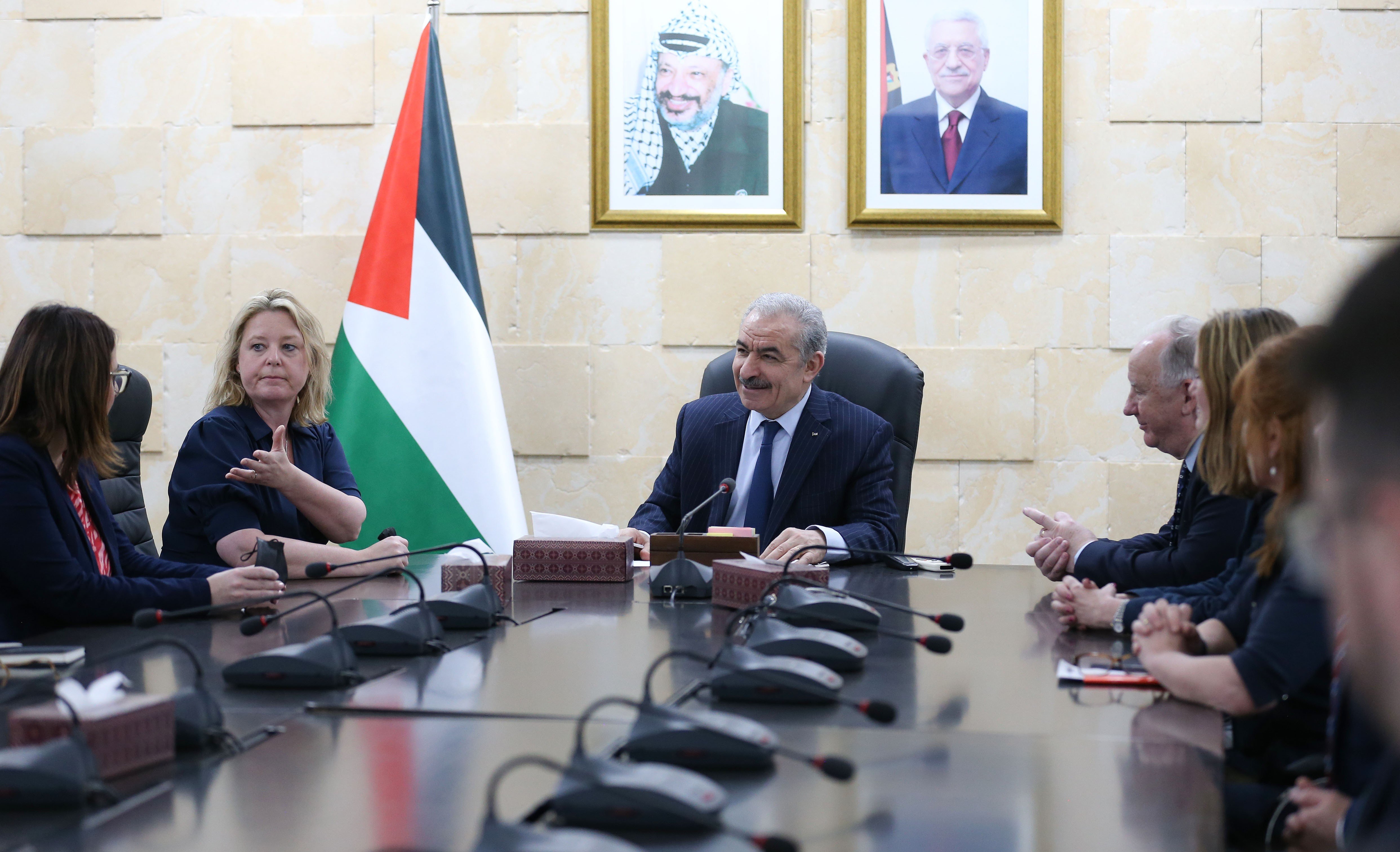 اشتية يطالب بريطانيا بالاعتراف بدولة فلسطين