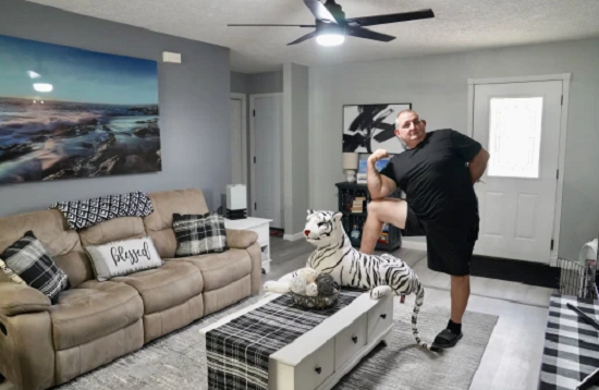 صفقة غريبة.. بريطانية تعرض منزلها للبيع بطليقها