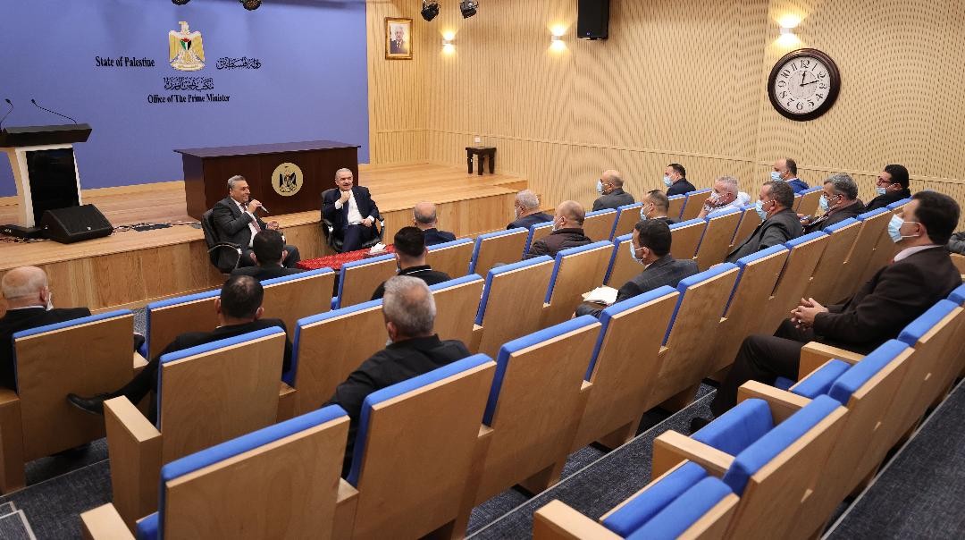 تفاصيل لقاء اشتية مع وفد من جامعة "خضوري"