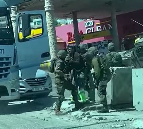 إصابة مواطنة برضوض إثر اعتداء الاحتلال عليها جنوب الخليل