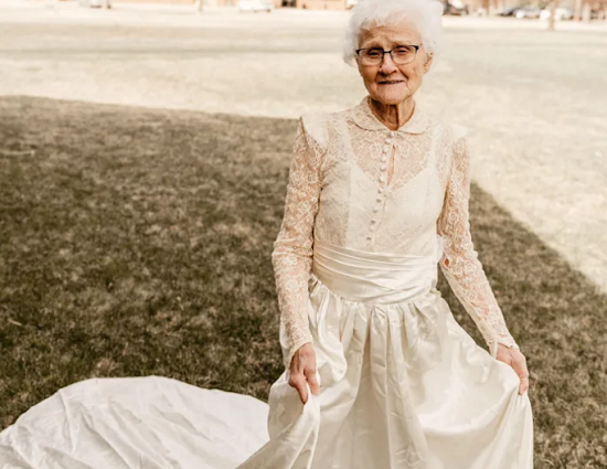 عجوز تحتفل بعيد زواجها الـ70 بارتداء فستان زفافها