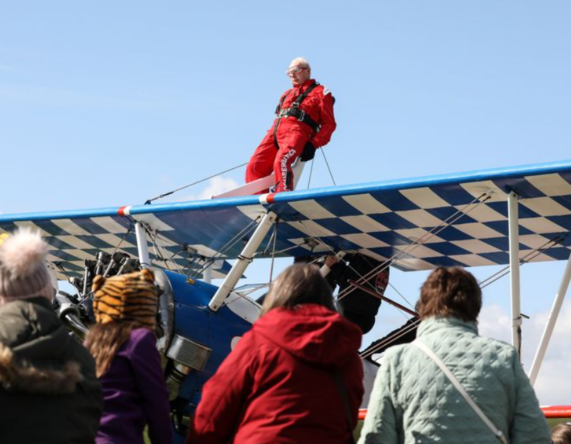 مسن بريطانى عمره 95 عاماً يقف على جناح طائرة متحركة