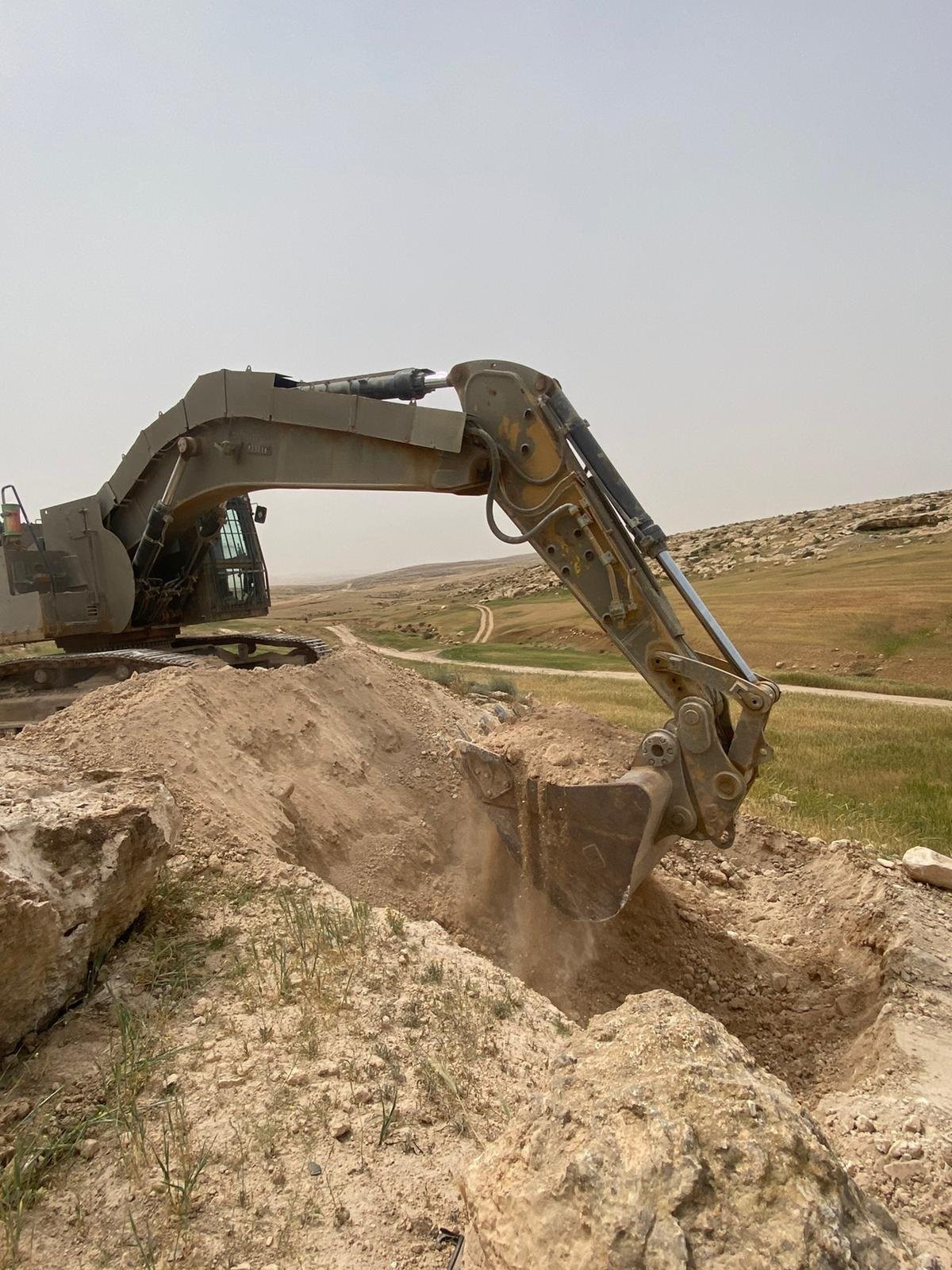 بالصور: الاحتلال يشرع ببناء حاجز على طول خط التماس في جبل الخليل