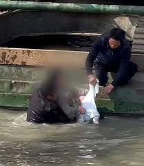 فيديو: عمال مركب ينقذون أما وطفلها بعد غرق سيارتهما فى بحيرة بالصين