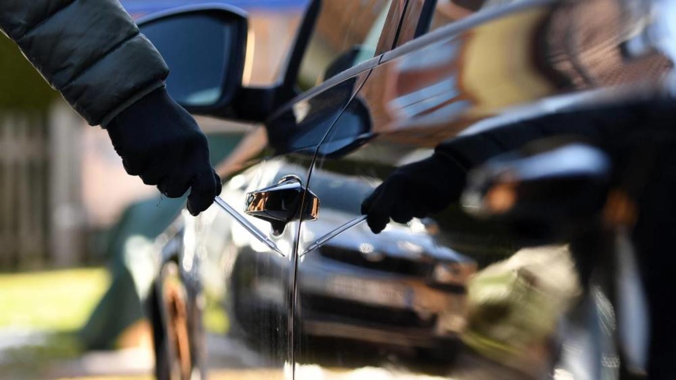 الغيرة تدفع شابا لإتلاف 260 سيارة فارهة