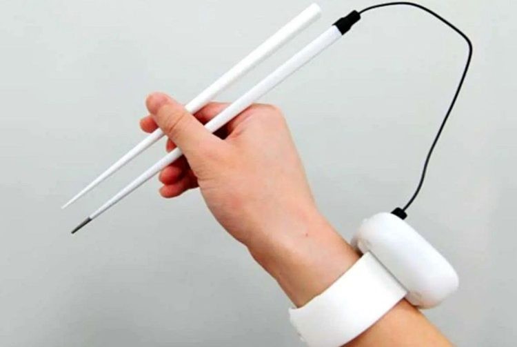 شركة يابانية تبتكر أعواد أكل ذكية تعزز نكهات الطعام وتتحكم به