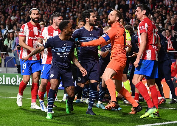 بالصور : شجار بين لاعبي أتلتيكو مدريد ومانشستر سيتي