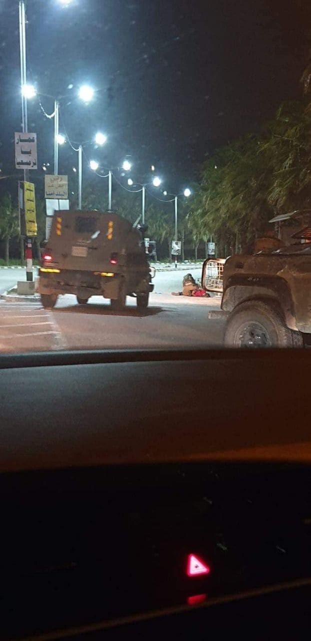 بالصور: الاحتلال يعتقل شابين ويُطلق النار عليهما شمال رام الله