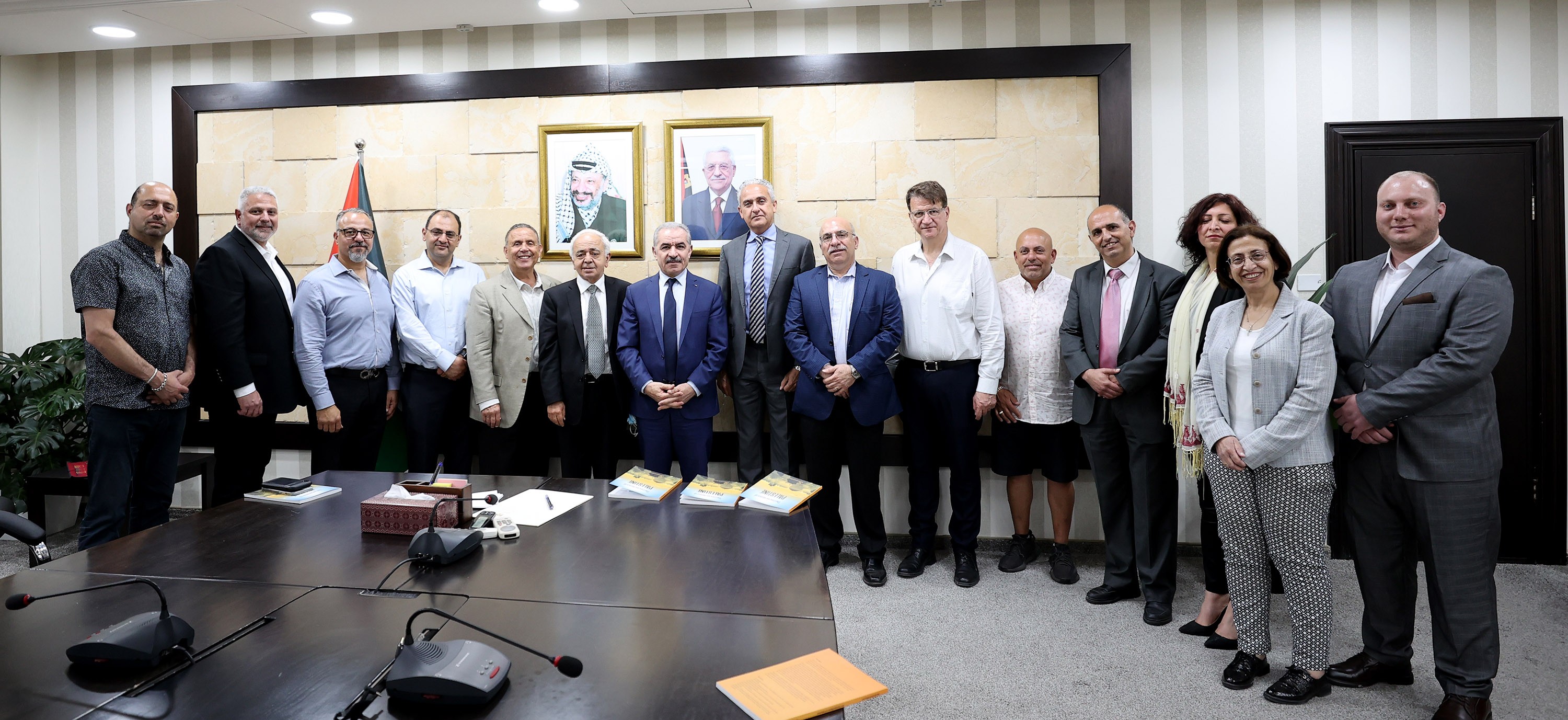 رئيس الوزراء يلتقي بوفد من الجالية الفلسطينية في الولايات المتحدة