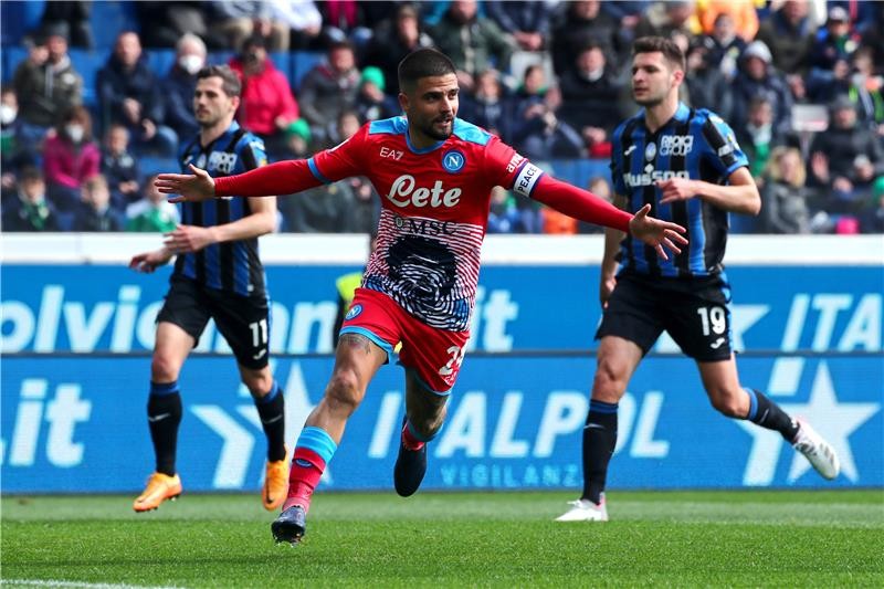 بالصور.. نابولي يسقط أتالانتا ويواصل الضغط على ميلان
