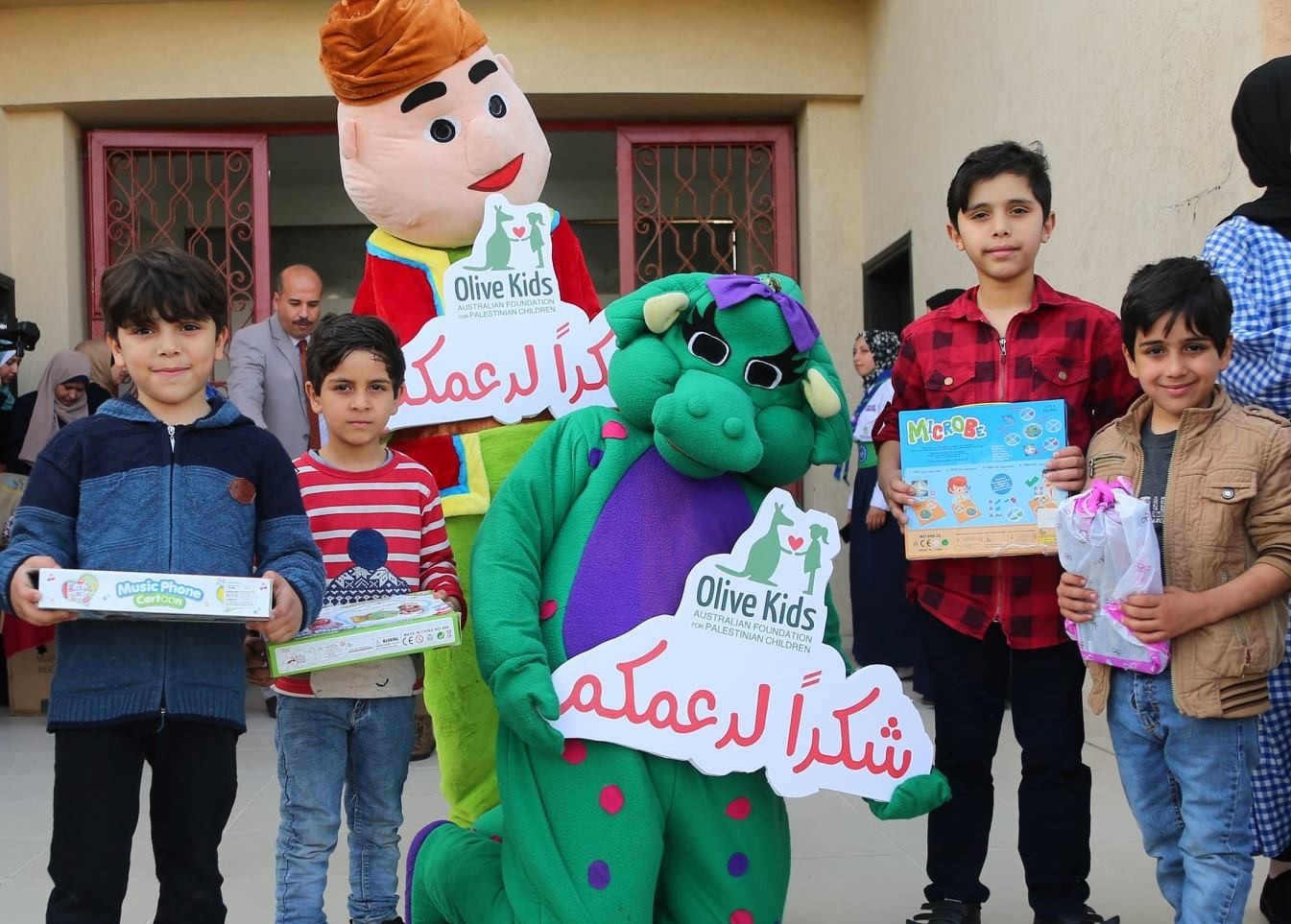 "الأمل للأيتام" بغزة يوزِّع مئات الكسوات والهدايا على الأيتام