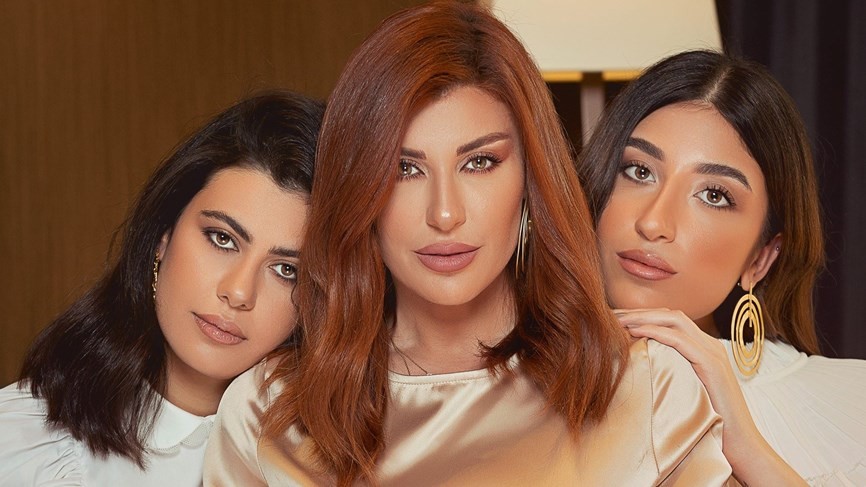 شاهد: الممثلة ريتا حرب لابنتيها.. بعتذر خليتكن تنقهروا وتبكوا.. تنذكر وما تنعاد!