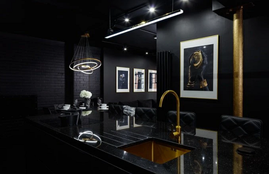 شقة بطلاء وديكور أسود معروضة للبيع فى بريطانيا وسعرها مفاجأة