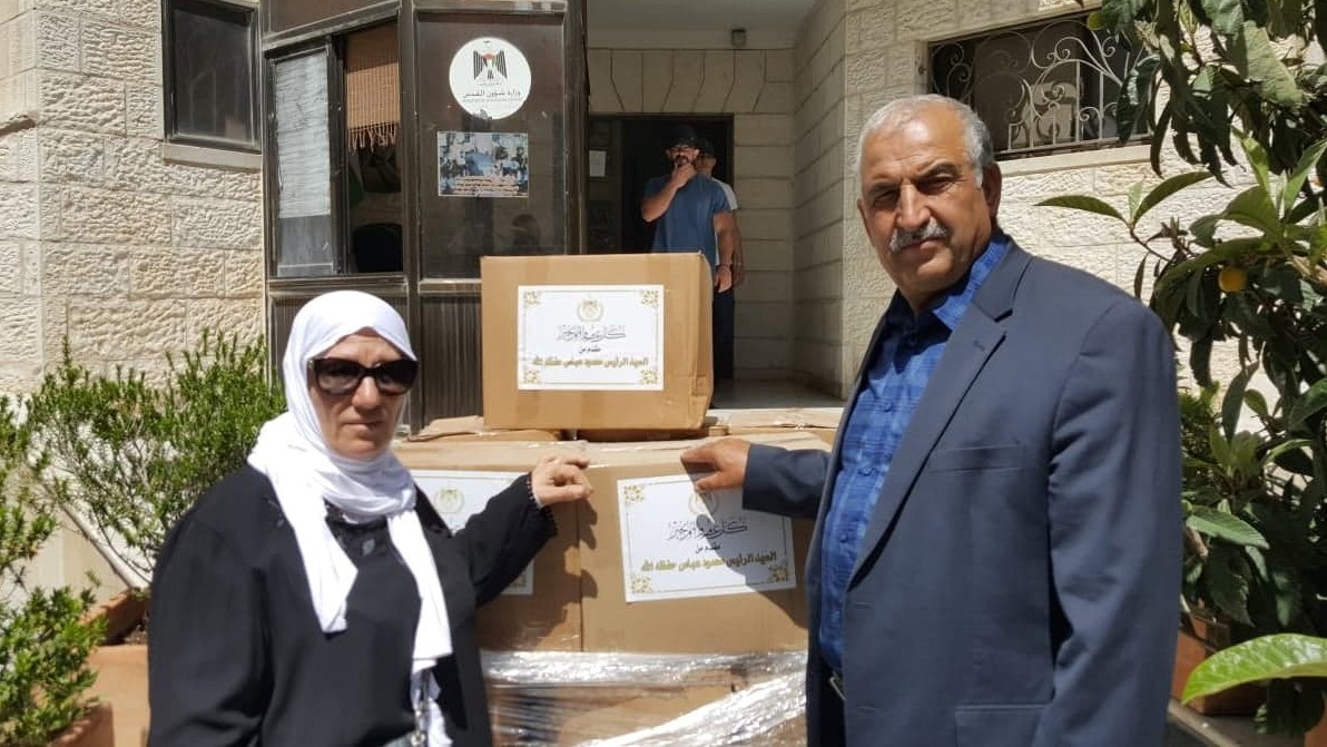 تسليم مكرمة رئاسية لعائلات مستورة في طوباس